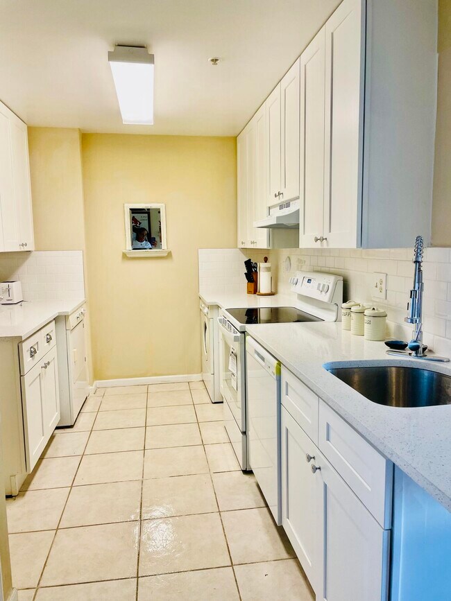 Building Photo - 2060 Greenview Shores Blvd