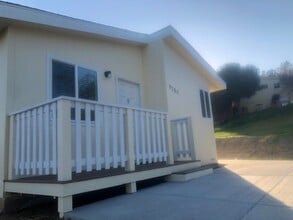 Building Photo - 3 Bed-2 Bath Quaint Single Story Home in Lakeside.