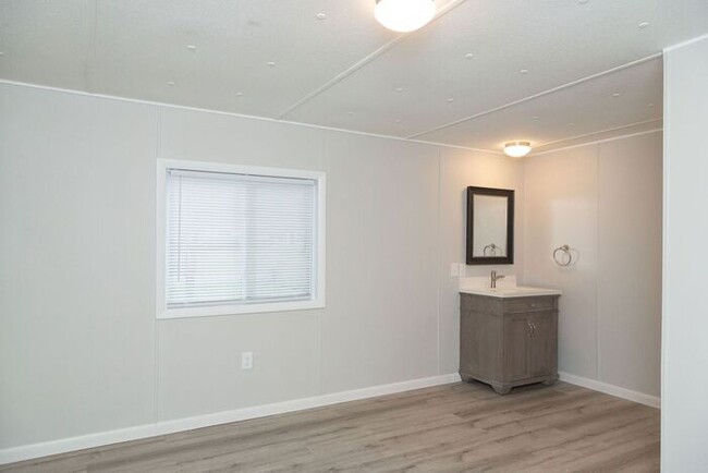 Building Photo - Newly renovated mobile home in Hillsborough