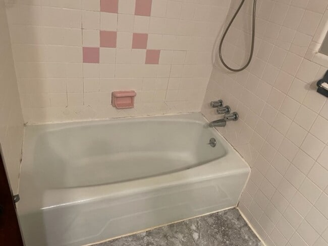 Building Photo - Quiet living on the outskirts of the City!