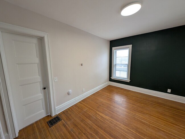 Building Photo - 29 Strathallan Park