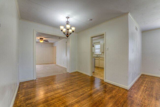 Building Photo - 4 bed/2 bath