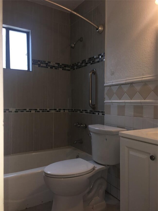 Building Photo - 6804 Suena Dr