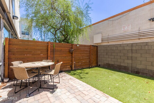 Building Photo - 727 E Portland St