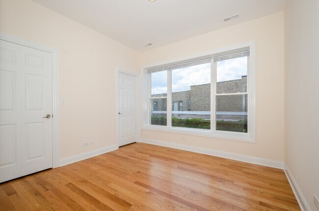 Building Photo - 7602 N Eastlake Terrace
