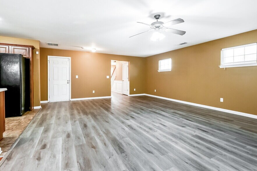 Building Photo - 327 Village Chase