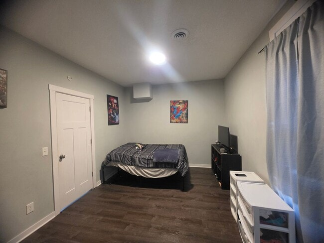 Building Photo - 626 NE Taylor St