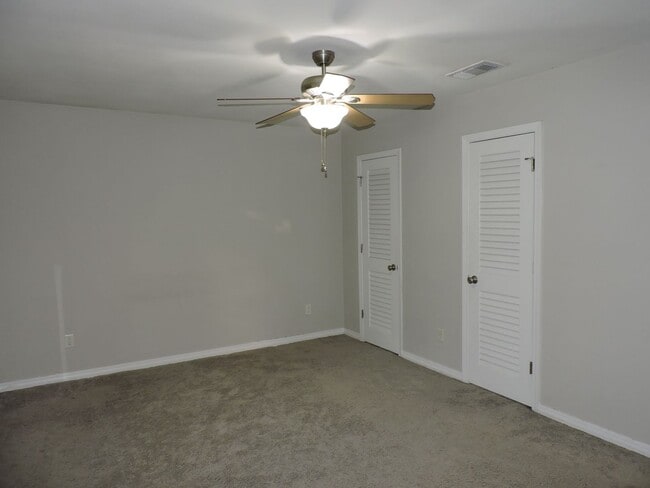 Building Photo - Convenient westside location!