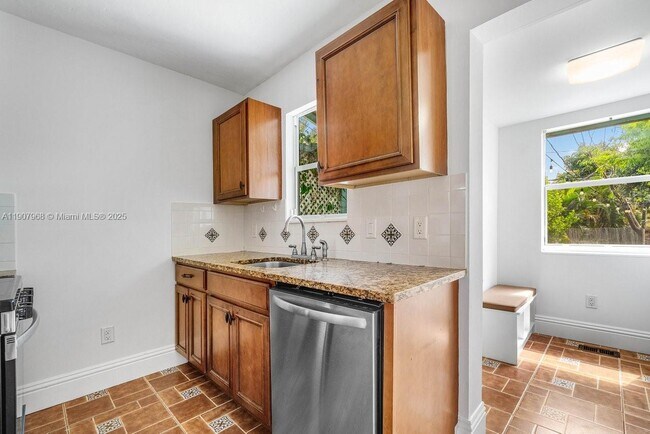 Building Photo - 416 S L St