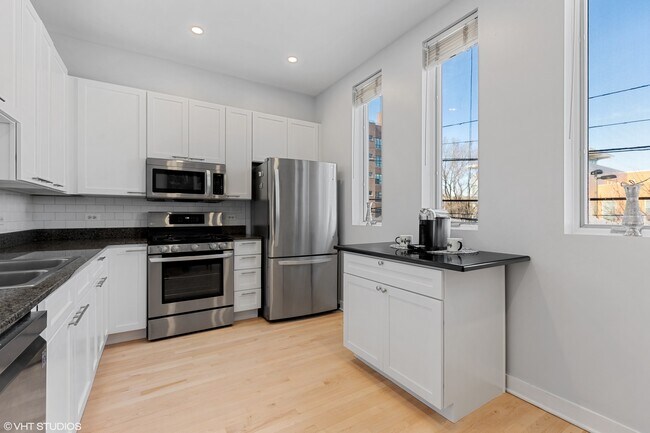 Building Photo - 1240 W Cottage Pl