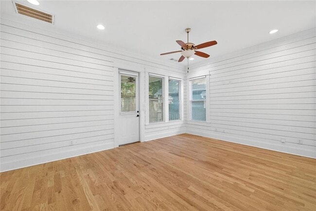 Building Photo - 523 Irwin St NE