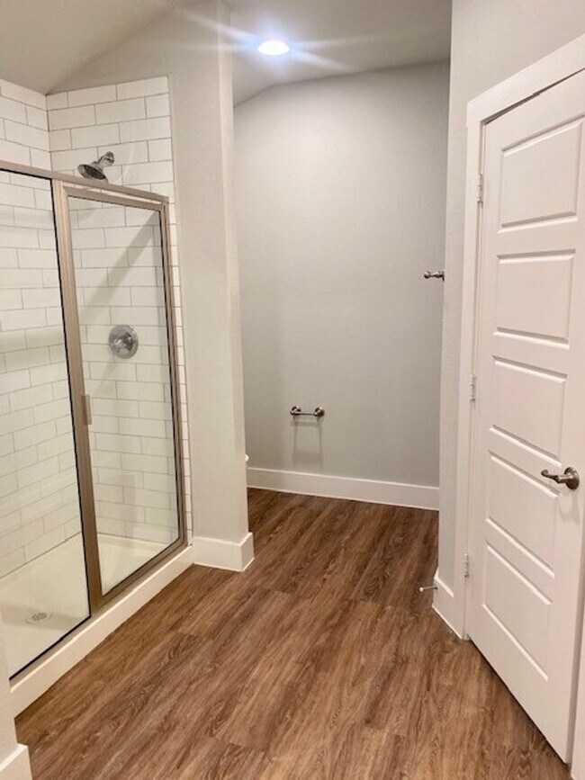 Building Photo - Beautiful Townhome in Great Location