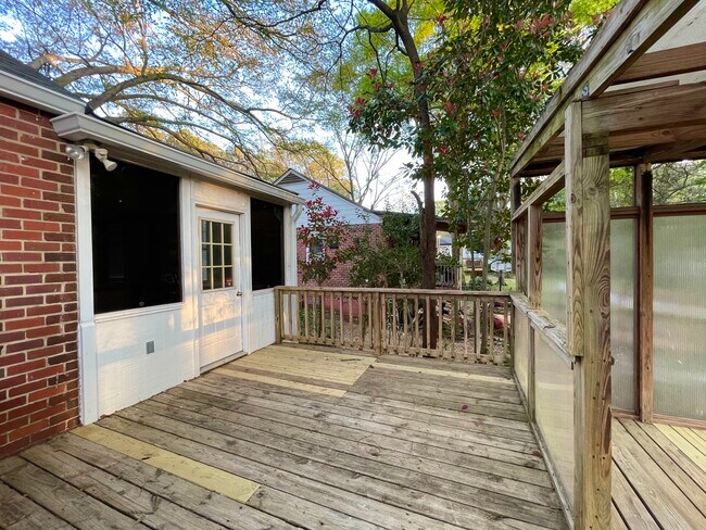 Building Photo - 3033 Lake Ave