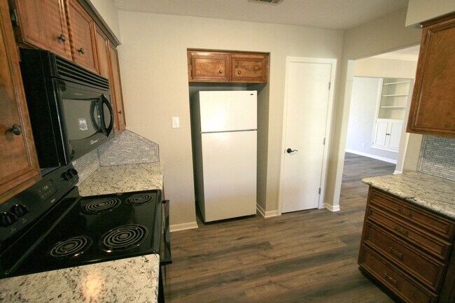 Building Photo - 2301 Raintree Dr