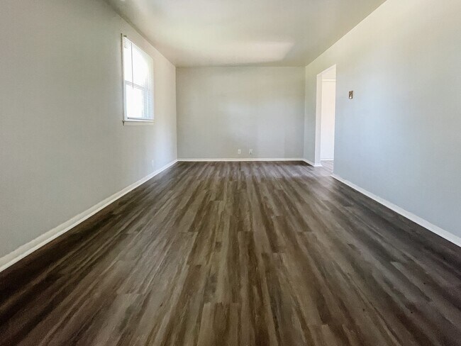 Building Photo - 8200 & 8202 W Butternut Rd