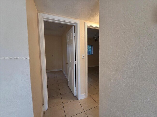 Building Photo - 1423 Holly Heights Dr