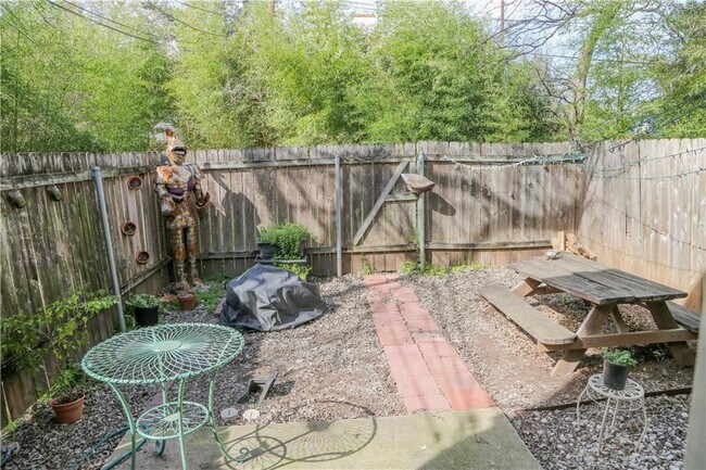 Building Photo - 1708 E 17th St