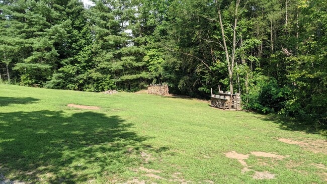 Building Photo - Great 3 Bedroom 2 Bath Home in quiet resid...