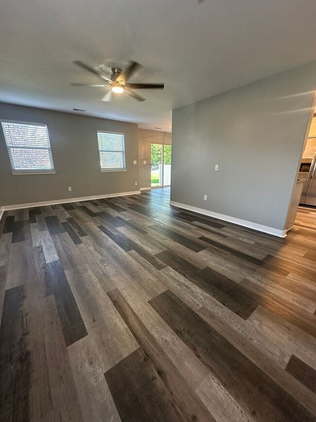 Building Photo - 3 Weeks Rent FREE! Modern 3 Bed 2.5 Bath T...