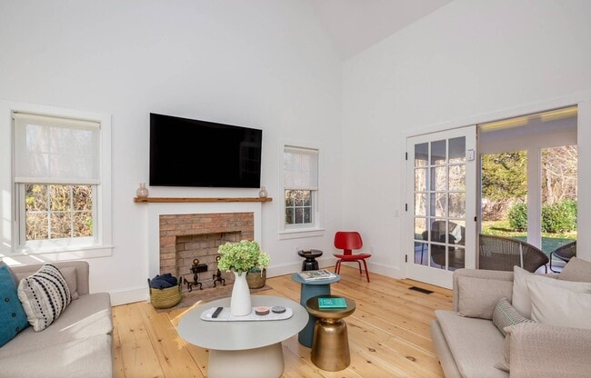 Building Photo - 212 Meadows W