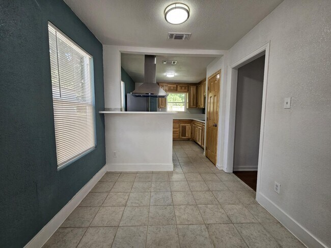 Building Photo - 5009 Royal Dr