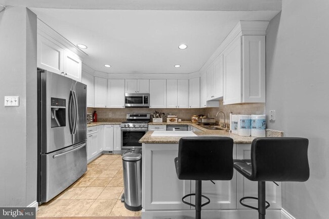 Building Photo - 42 Woodmont Dr