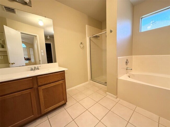 Building Photo - 2011 Lantana Dr