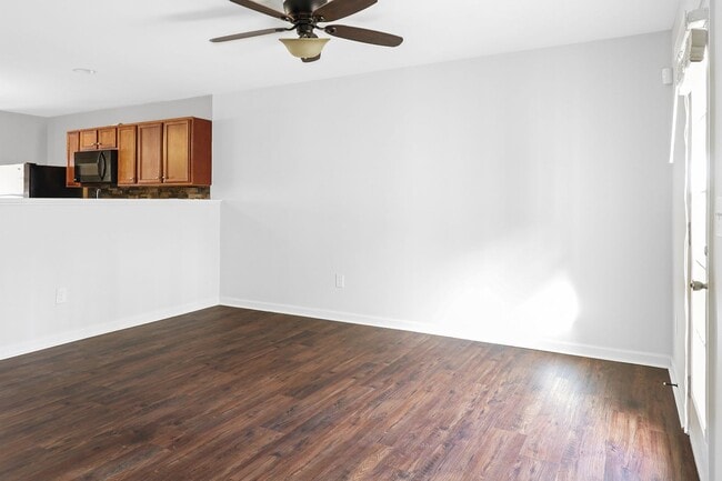 Building Photo - pdated 2BR/2.5BA Townhome with Private Fen...