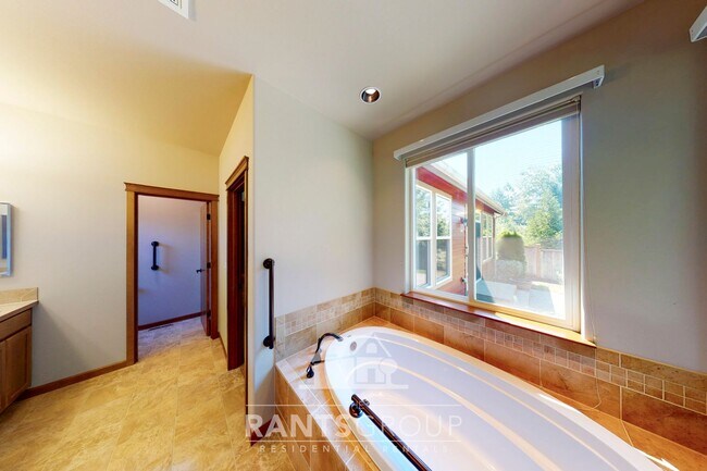 Building Photo - Beautiful Home in Hawks Prairie