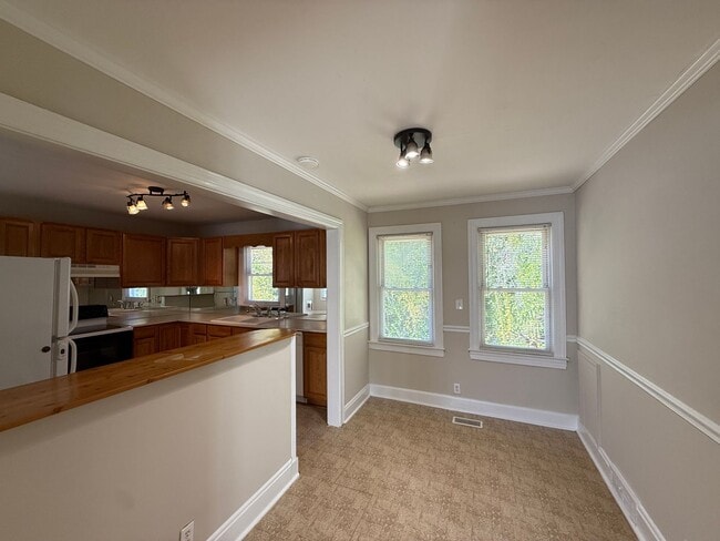 Building Photo - 1320 Miller St