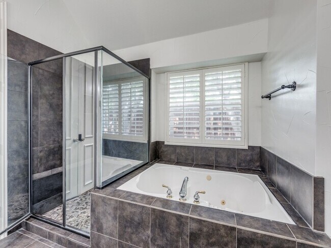 Building Photo - 4684 Old Pond Dr
