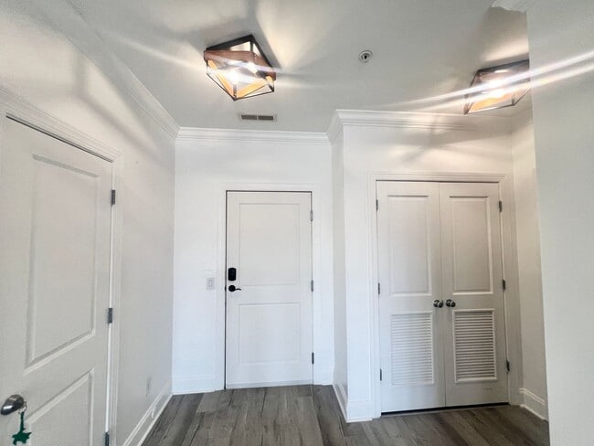 Building Photo - Mayfaire Townview 3rd floor 2BR unit with ...