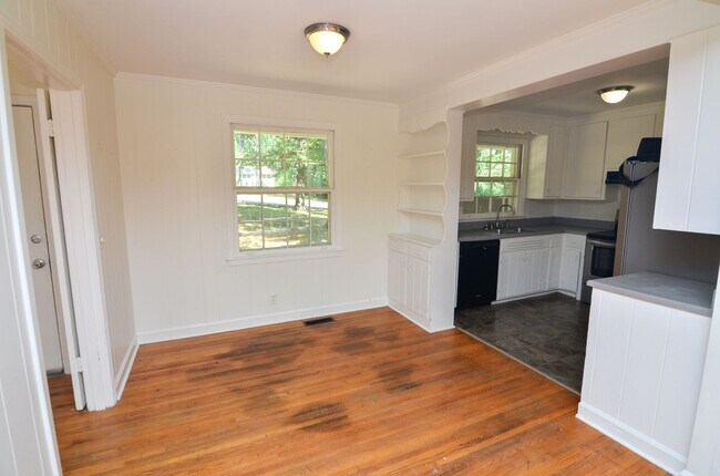 Building Photo - Classic West Meade Ranch