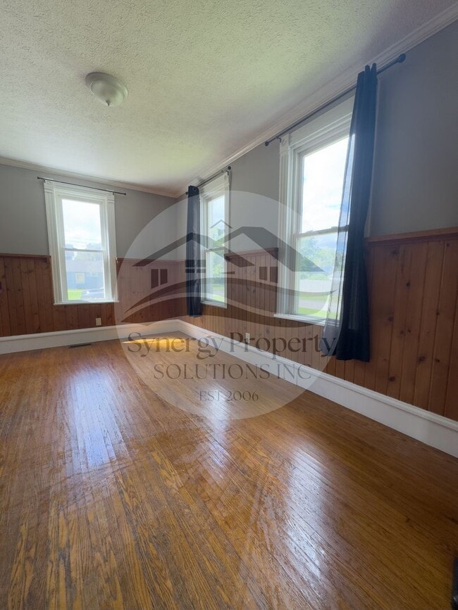 Building Photo - LARGE CRESTLINE HOUSE