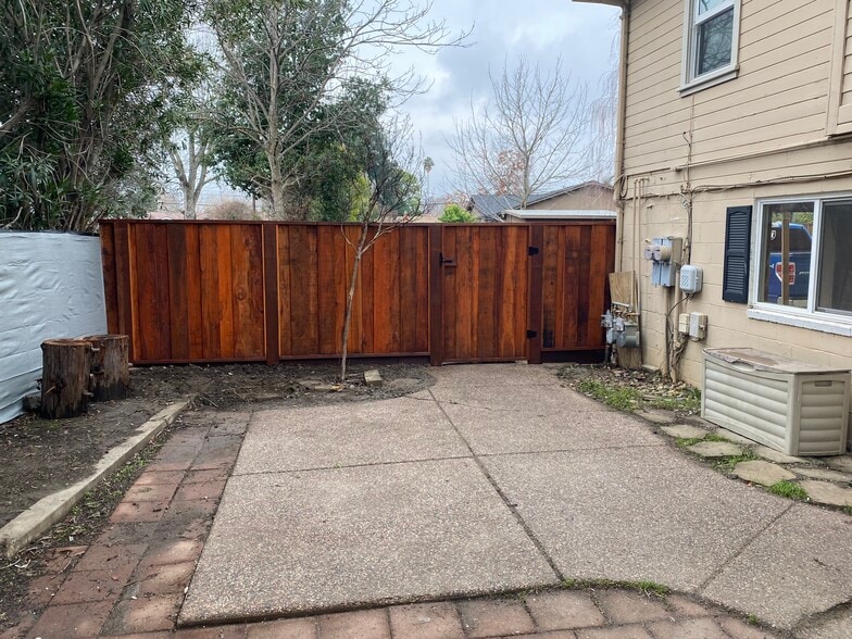 In side front gate - 1842 Lynwood Dr