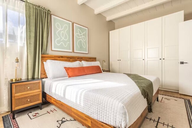 Building Photo - 326 Rosecrans Ave