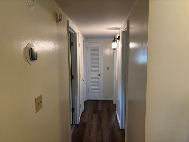 Building Photo - 206 Village Green Cir