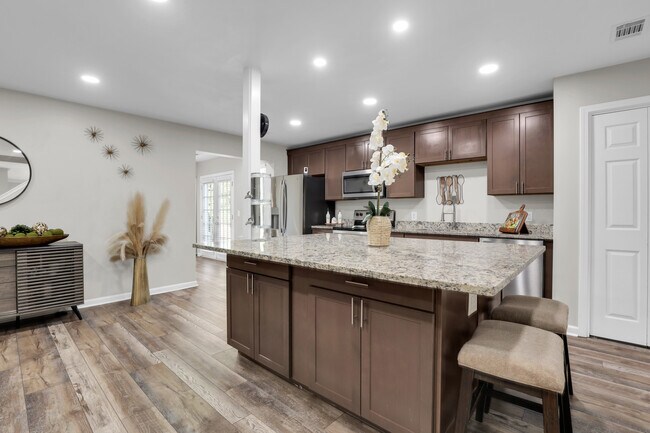 Building Photo - 136 Meadowside Ln