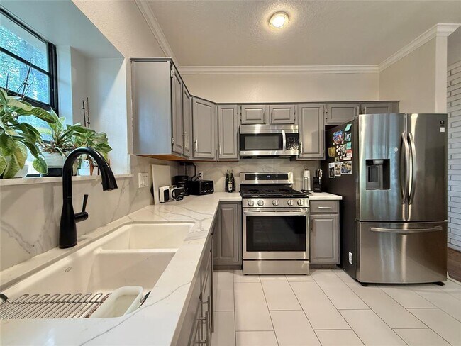 Building Photo - 42 Village Knoll Pl