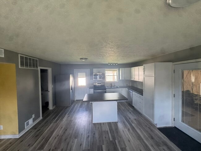 Building Photo - 12979 Roughys Dr