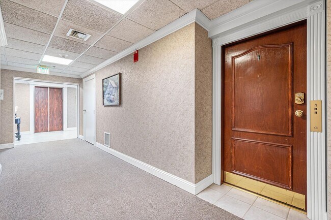 Building Photo - GREAT COMMUTE & AMENITIES
