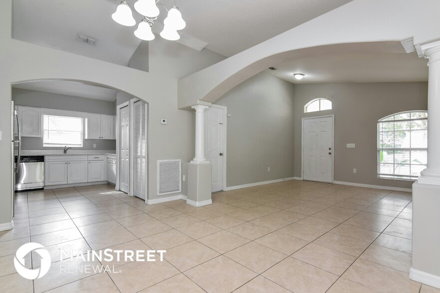 Building Photo - 9503 N Hyaleah Rd