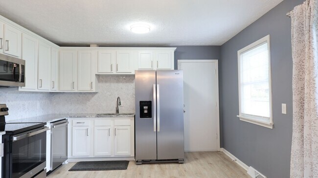 Building Photo - Spacious Modern 4 bedroom, 1 Full Ba, 2 Half bath