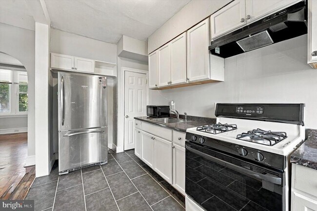 Building Photo - 6217 W Stiles St