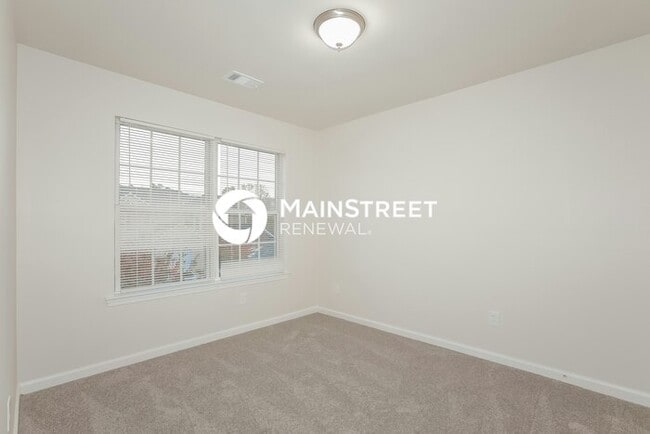 Building Photo - 3 Bedroom Pet-Friendly Home in Oakwood, GA...