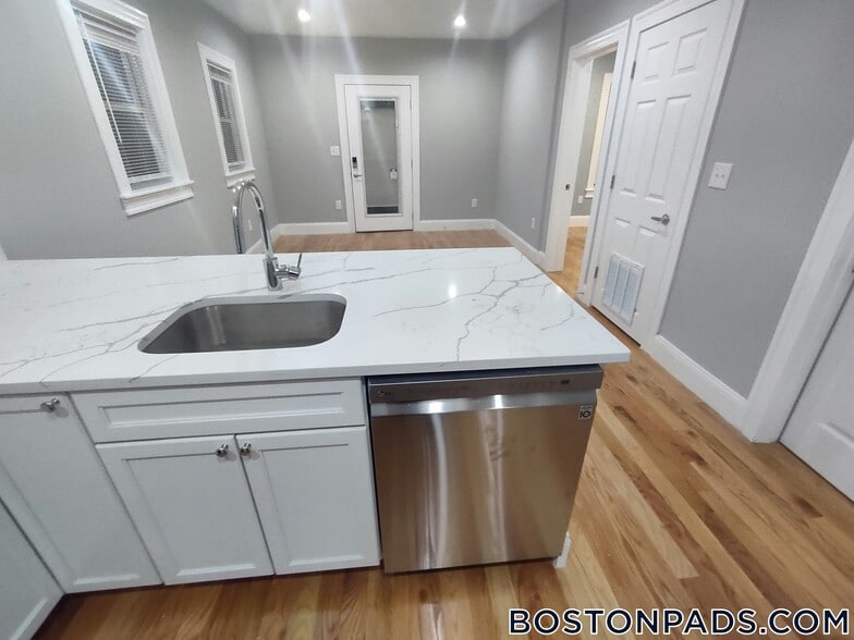 Building Photo - 15 Harold St