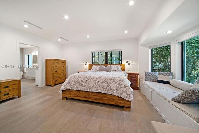 Building Photo - 1117 Alfonso Ave