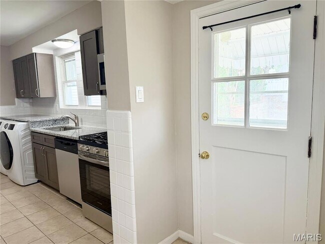 Building Photo - 1928 Macklind Ave