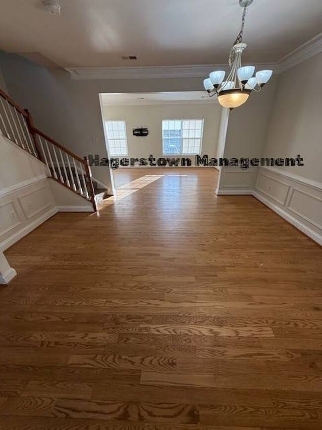 Building Photo - Halfway Townhouse - close to shopping and dining