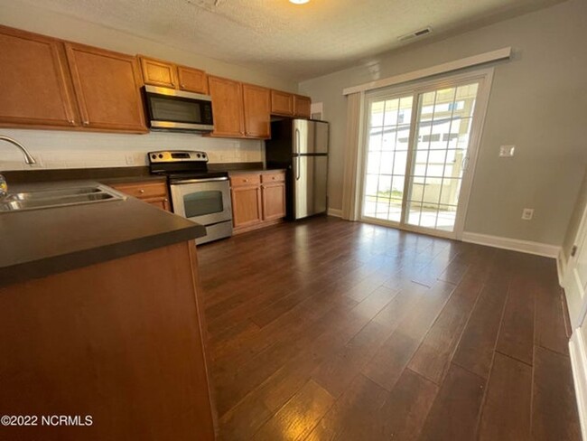 Building Photo - Carolina Plantations Townhouse!